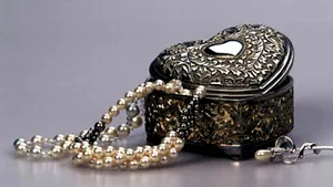 Vânzările de bijuterii din aur şi pietre preţioase au scăzut la jumătate din cauza crizei