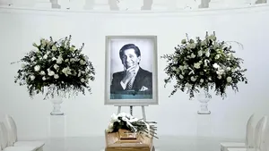 Valentino, condus pe ultimul drum la Roma. Zece mii de oameni și elita modei internaționale, la funeraliile „regelui eleganței”