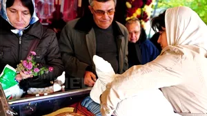 Peste 100.000 de pelerini s-au închinat la Lemnul Sfintei Cruci şi la moaştele sfinţilor