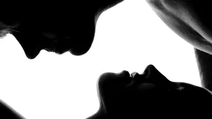 Oferta unui magnat: 50 de milioane de euro pentru bărbatul care o va seduce pe fiica lui lesbiană