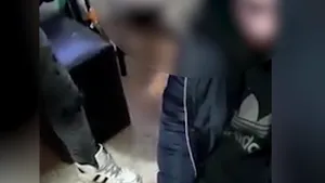 Ţinut în genunchi şi bătut, în timp ce un alt adolescent filma. Poliţia face verificări - VIDEO cu violenţă explicită