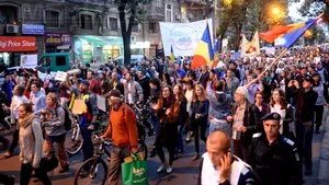 A 22-a zi de PROTESTE faţă de proiectul Roşia Montană. Numărul manifestanţilor a ajuns la aproximativ 15.000. Mii de protestatari au ocupat Piaţa Universităţii - FOTO