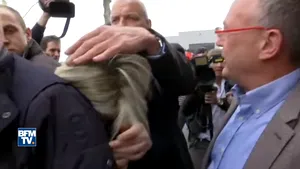VIDEO Marine Le Pen, atacată cu ouă în cursul unei deplasări electorale