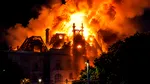 Primărie monument istoric, incendiată în timpul protestelor din Franța. O parte a clădirii s-a prăbușit