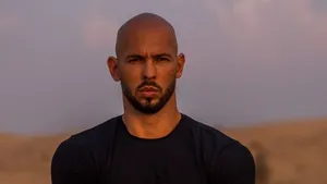 Poliţia britanică avertizează că influenceri precum Andrew Tate radicalizează tinerii spre misoginie extremă