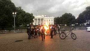 Arestate după ce au dat foc unui steag în apropiere de Casa Albă