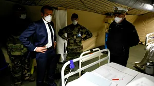 Solidaritate la nivel înalt. Macron, Putin şi Jinping, în vizită la pacienţii cu COVID-19