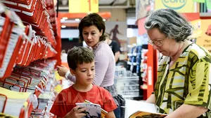 Deschiderea anului şcolar, o aventură financiară pentru mulţi părinţi. Cât costă cumpărăturile pentru un elev la o şcoală de stat şi la una privată 