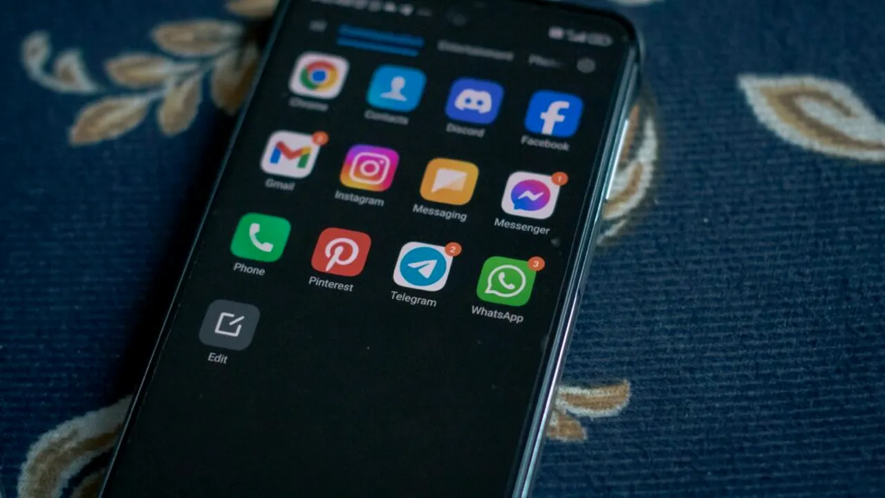 Spionii străini pot vedea mesajele trimise de soldații ruși din Ucraina, avertizează un ministru