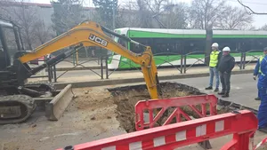 Se oprește circulația pe Șoseaua Mihai Bravu, între Calea Vitan și Bulevardul Camil Ressu. Asfaltul s-a surpat din cauza galeriei de termoficare degradate