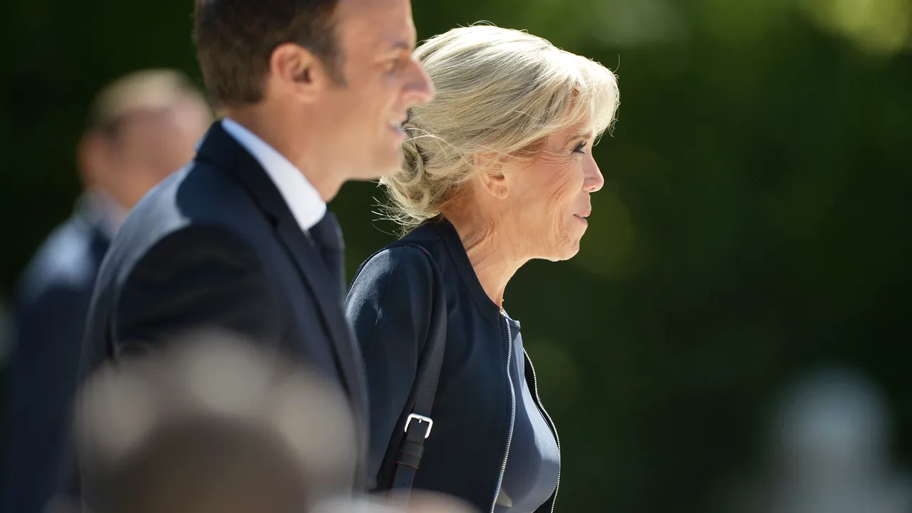 Carte: Apropiaţii lui Macron „visează” la moartea soţiei lui, Brigitte, mai bătrână cu 24 de ani decât preşedintele francez