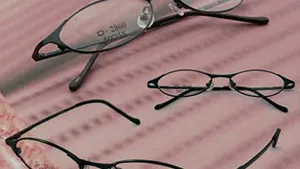 Român condamnat la închisoare în Franţa după ce a furat mii de ochelari