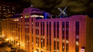 Un X gigantic şi strălucitor marchează locul din San Francisco unde funcţionează compania lui Elon Musk