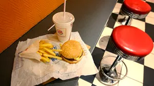 Alimentaţia tip fast food afectează ficatul, dar creşte nivelul de colesterol 