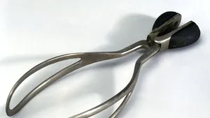 Familia bebeluşului decedat la Piteşti susţine că medicii au încercat să scoată copilul cu forcepsul