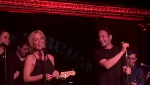 Gillian Anderson şi David Duchovny s-au sărutat pe scenă, în timpul unui concert, la New York - VIDEO