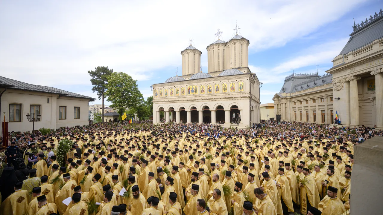 BOR: Îndemnăm preoţii şi credincioşii să nu participe la proteste împotriva CCR
