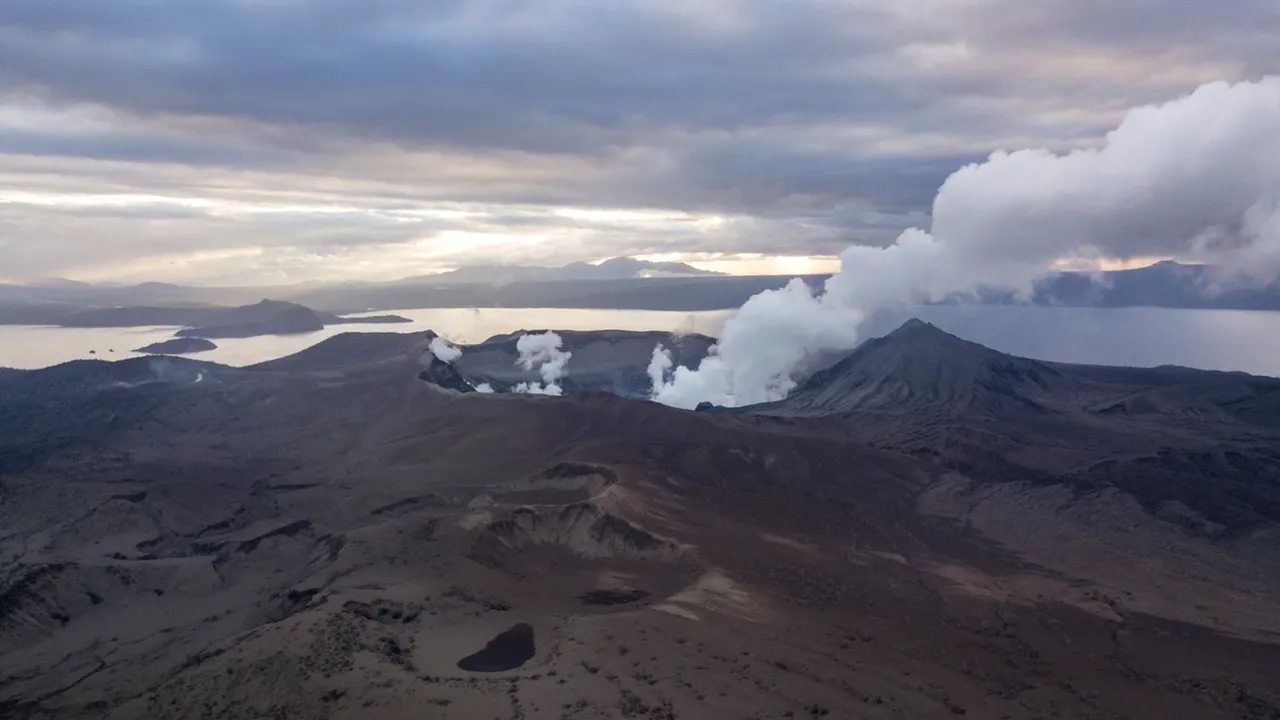 Specialiştii anunţă că vulcanul Taal din Filipine se „reîncarcă”: O erupţie ar putea provoca un tsunami şi o ploaie de pietre şi lavă 