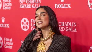 Dua Lipa, influencer în lumea cărților: cum a devenit popstarul britanic o voce și în literatură