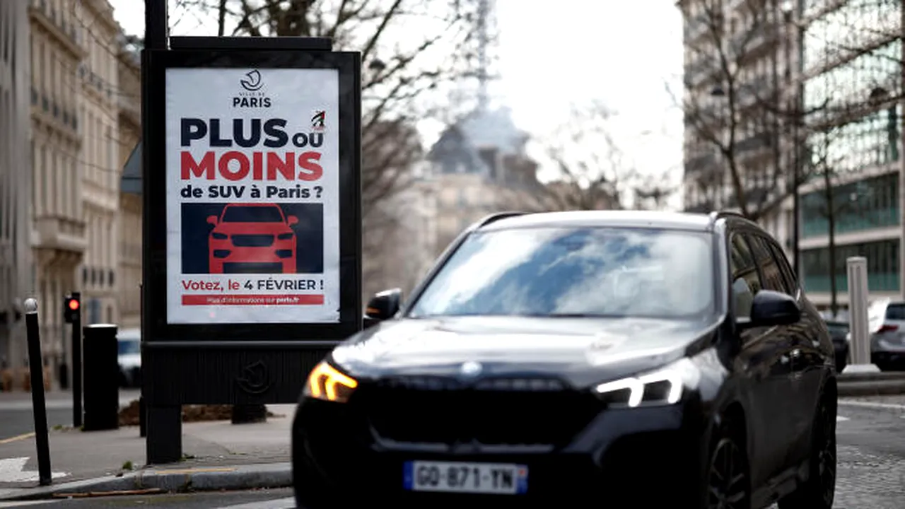 Lupta contra maşinilor. Tarifele pentru parcare s-au triplat în Paris. Şase ore costă 225 de euro
