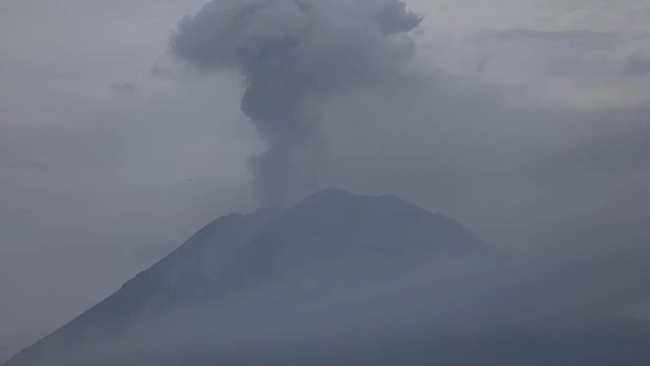 Vulcanul indonezian Semeru erupe. Populaţia este avertizată să stea departe 