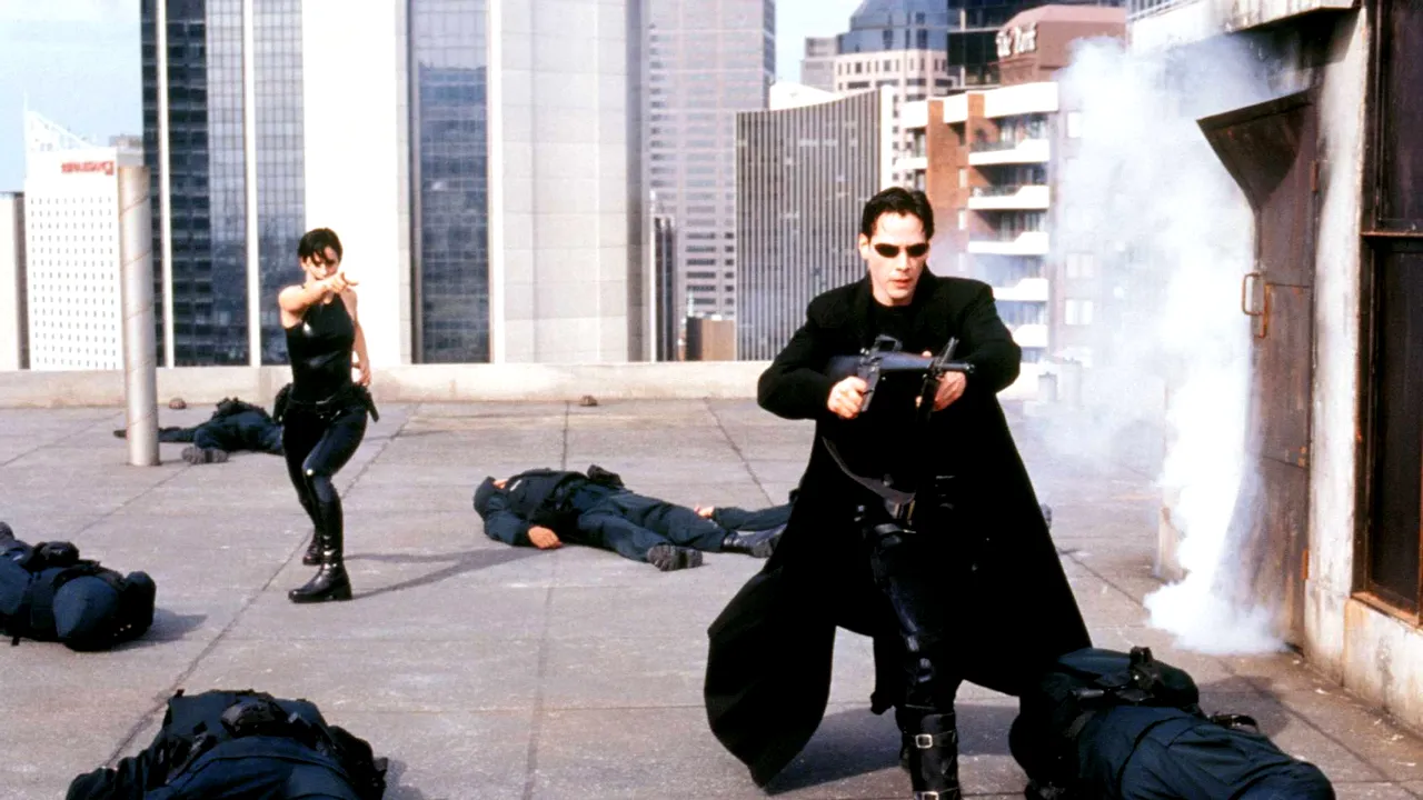 VIDEO: O cascadorie spectaculoasă pe platourile de filmare pentru „Matrix 4