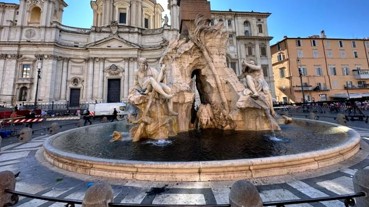 Activiştii pentru climă au vopsit în negru apa unei fântâni emblematice din Italia
