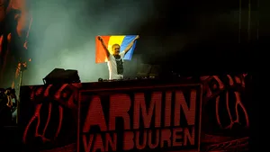 FOTO, VIDEO | Momente de excepţie la Cluj-Napoca. Armin van Buuren a urcat cu tricolorul României pe scena de la Untold, unde a mixat 5 ore