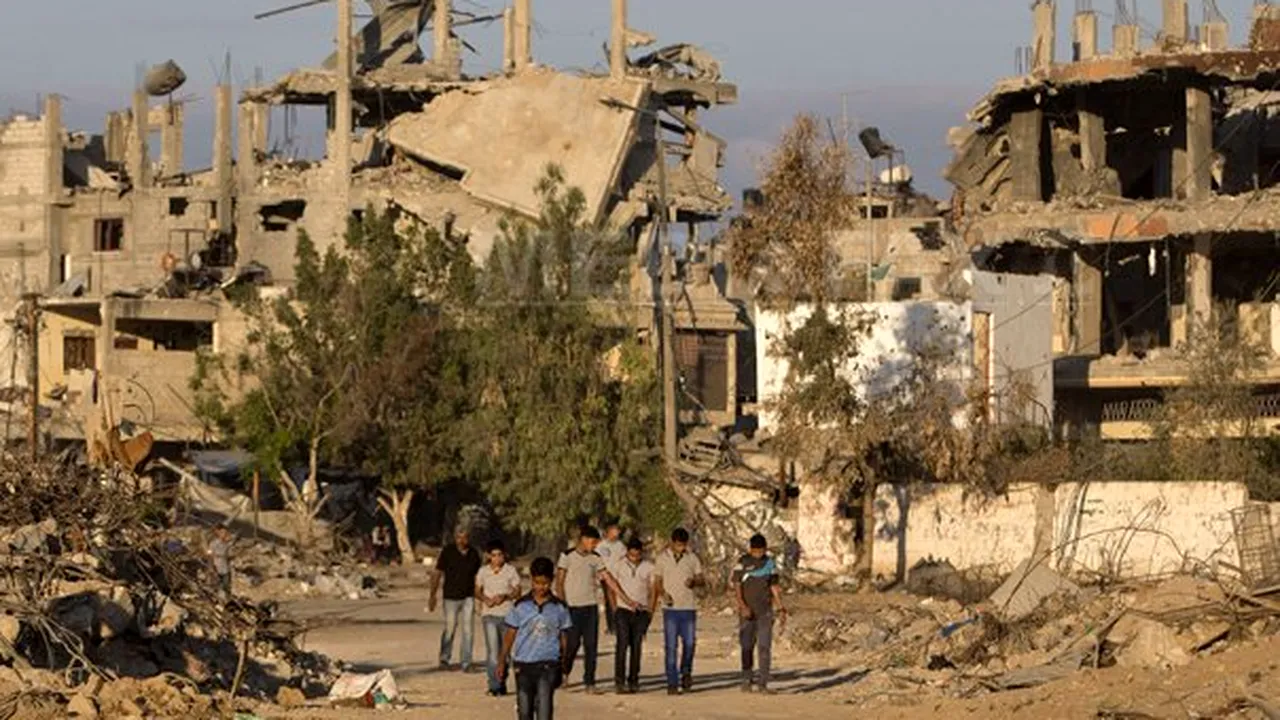 Conflictul din Fâşia Gaza: Copiii s-au întors la şcoală după războiul de 50 de zile. Cum arată şcolile distruse de bombardamente - FOTO, VIDEO