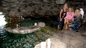 Reşedinţa Playboy, focar de infecţie! Zeci de invitaţi au fost infestaţi cu o bacterie care provoacă 