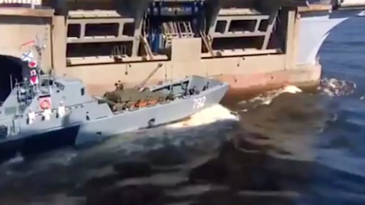 Forţele navale ruse s-au pregătit pentru a-l impresiona pe preşedintele Putin de Ziua Marinei, dar acest incident s-a întâmplat sub ochii lui | VIDEO