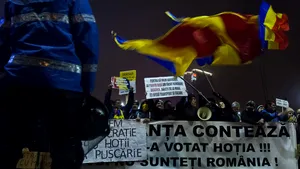 PROTESTE faţă de Legile justiţiei au avut loc în Bucureşti şi în mai multe oraşe din ţară/ Mii de protestatarii, în faţa Palatul Parlamentului | FOTO, VIDEO