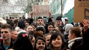 Craiova: 400 de elevi au protestat faţă de demiterea directorului liceului unde trei elevi s-au filmat în timp ce întreţineau relaţii sexuale - FOTO