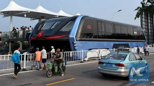 VIDEO China renunţă la planurile pentru autobuzul care trebuia să treacă pe deasupra circulaţiei rutiere