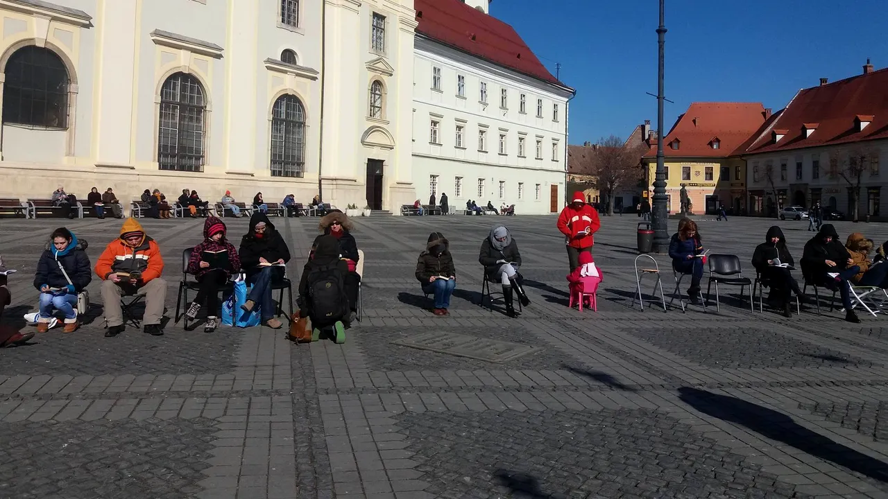 FOTO Protest inedit în Sibiu: Aproximativ 200 de oameni au citit cărţi în Piaţa Mare