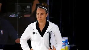 Noaptea premierelor în NBA. Becky Hammon devine prima femeie în rol de antrenor principal, iar LeBron doboară un nou record