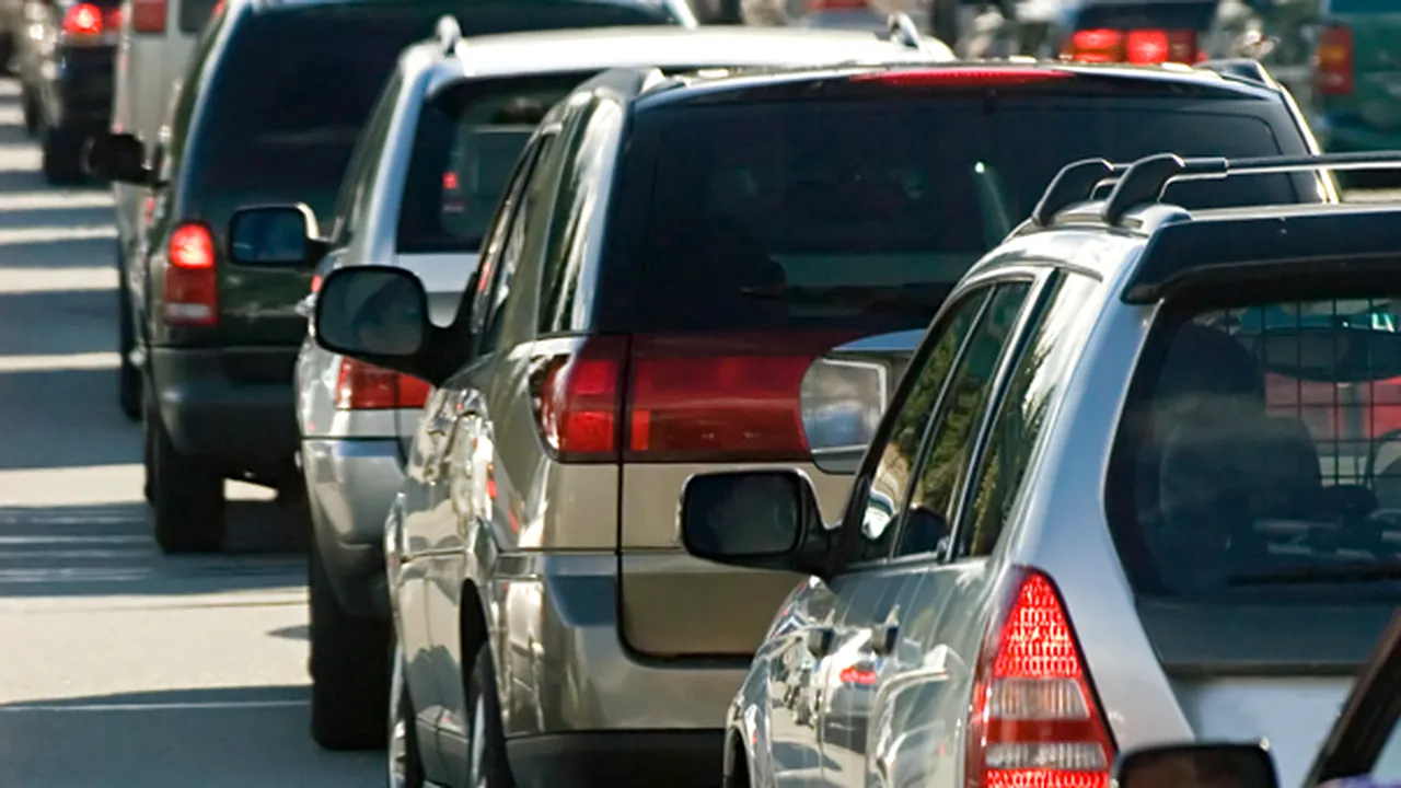 Dosare penale pe numele şoferilor care încearcă să aducă în România maşini cu numere provizorii