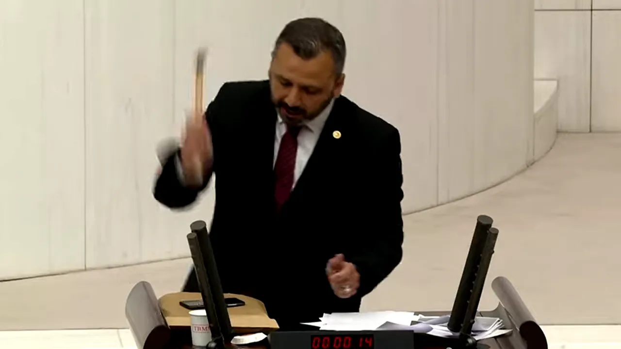 Un deputat turc şi-a spart telefonul mobil cu ciocanul de la tribuna Parlamentului. A protestat faţă de o lege

