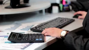 Taxă de solidaritate, obligatorie pentru românii cu salarii de peste 3.200 de lei. Soluţia propusă de Academia Română