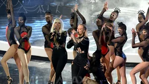 Giorgio Armani va crea rochia de mireasă pentru Iggy Azalea: 