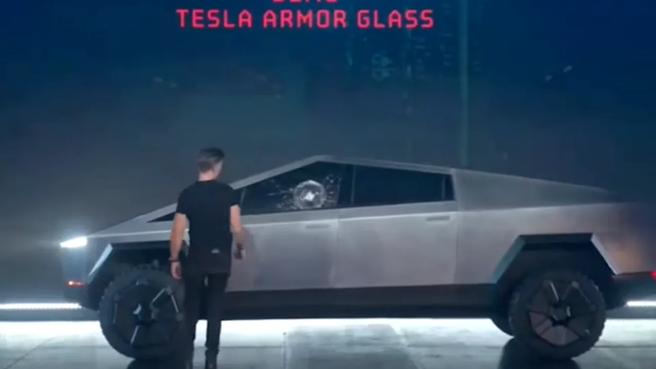 Tesla a prezentat primul camion electric, cu aspect futuristic, la prezentare i s-au spart geamurile. Reacţia lui Elon Musk. VIDEO