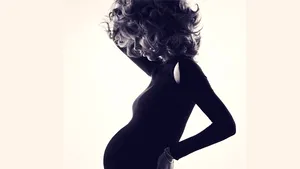 Eva Herzigova, sexy în luna a şaptea de sarcină - FOTO