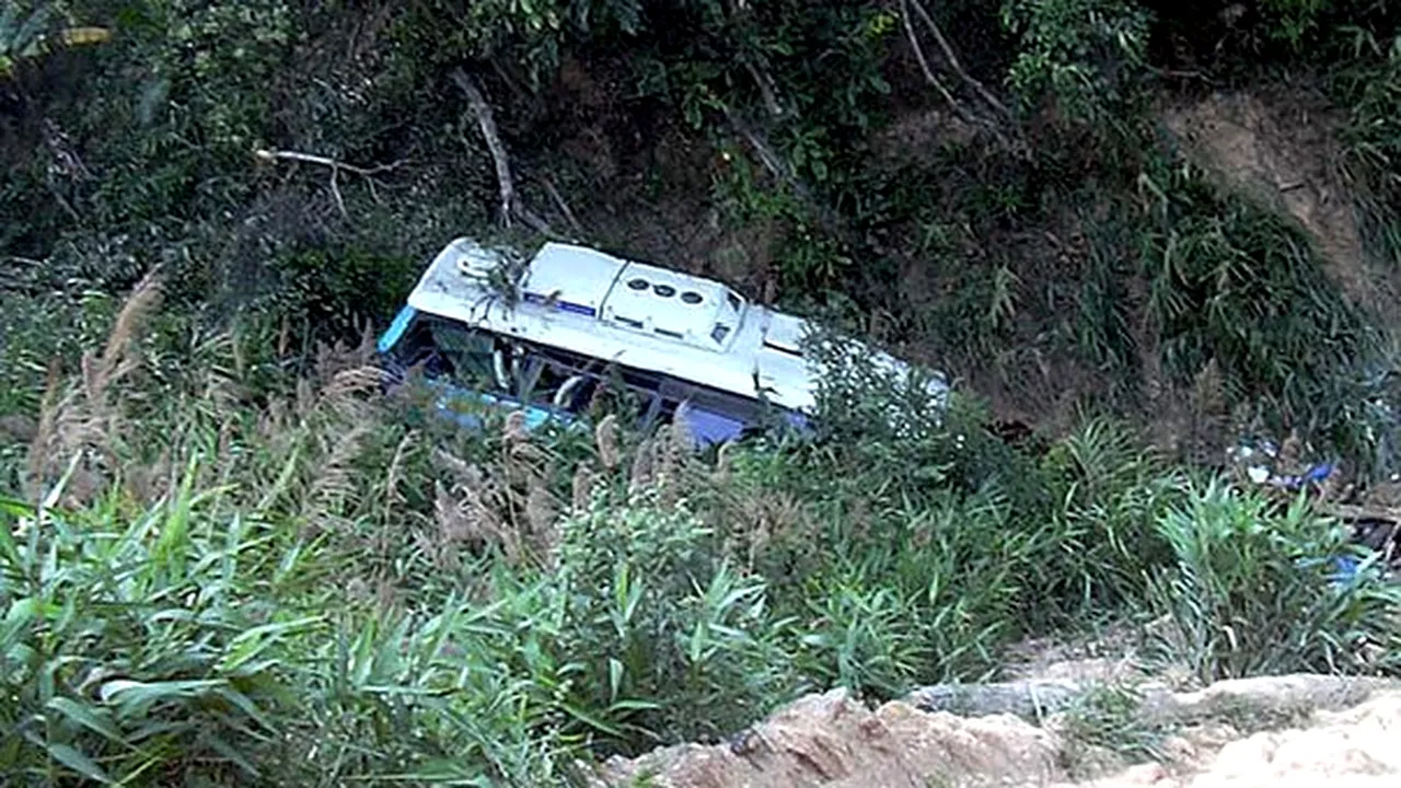Tragedie în Vietnam: Treizeci şi cinci de persoane au murit şi alte 23 au fost rănite după ce un autobuz a căzut de pe un pod