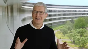 CEO-ul Apple, Tim Cook, va păstra unele obiceiuri ale tele-muncii şi după criză. Doar 15% din angajaţi au revenit la birou