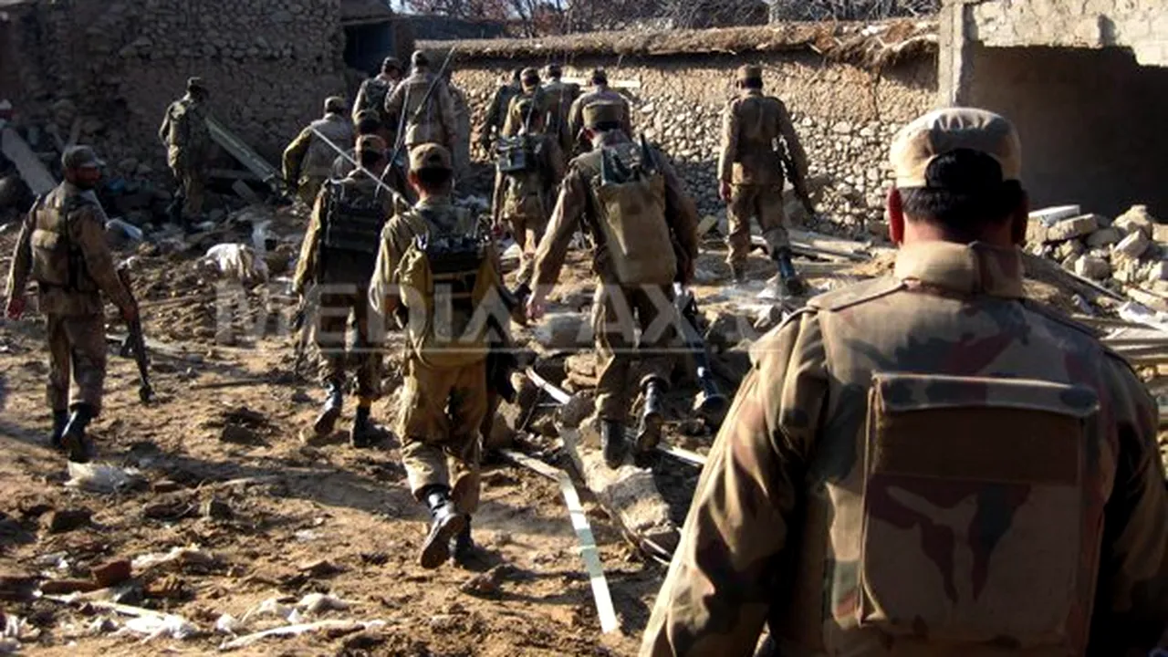 Peste 80 de morţi în Pakistan, în urma unui atentat sinucigaş şi a mai multor raiduri ale armatei