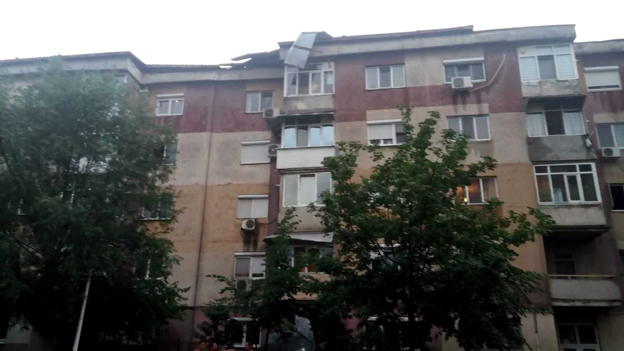 Furtună la Craiova: Mai mulţi copaci au căzut pe stradă, iar un acoperiş a fost dus de vânt într-o parcare | FOTO, VIDEO