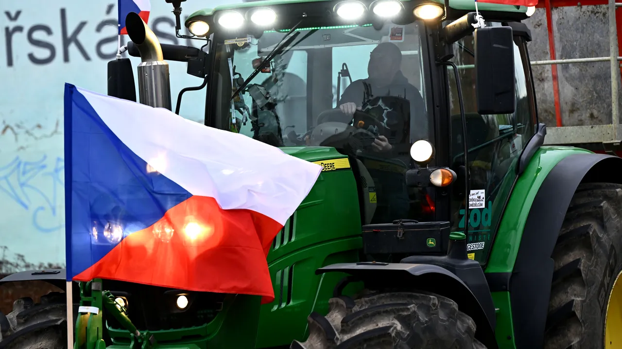 Sute de agricultori cehi au intrat cu tractoarele în centrul oraşului Praga