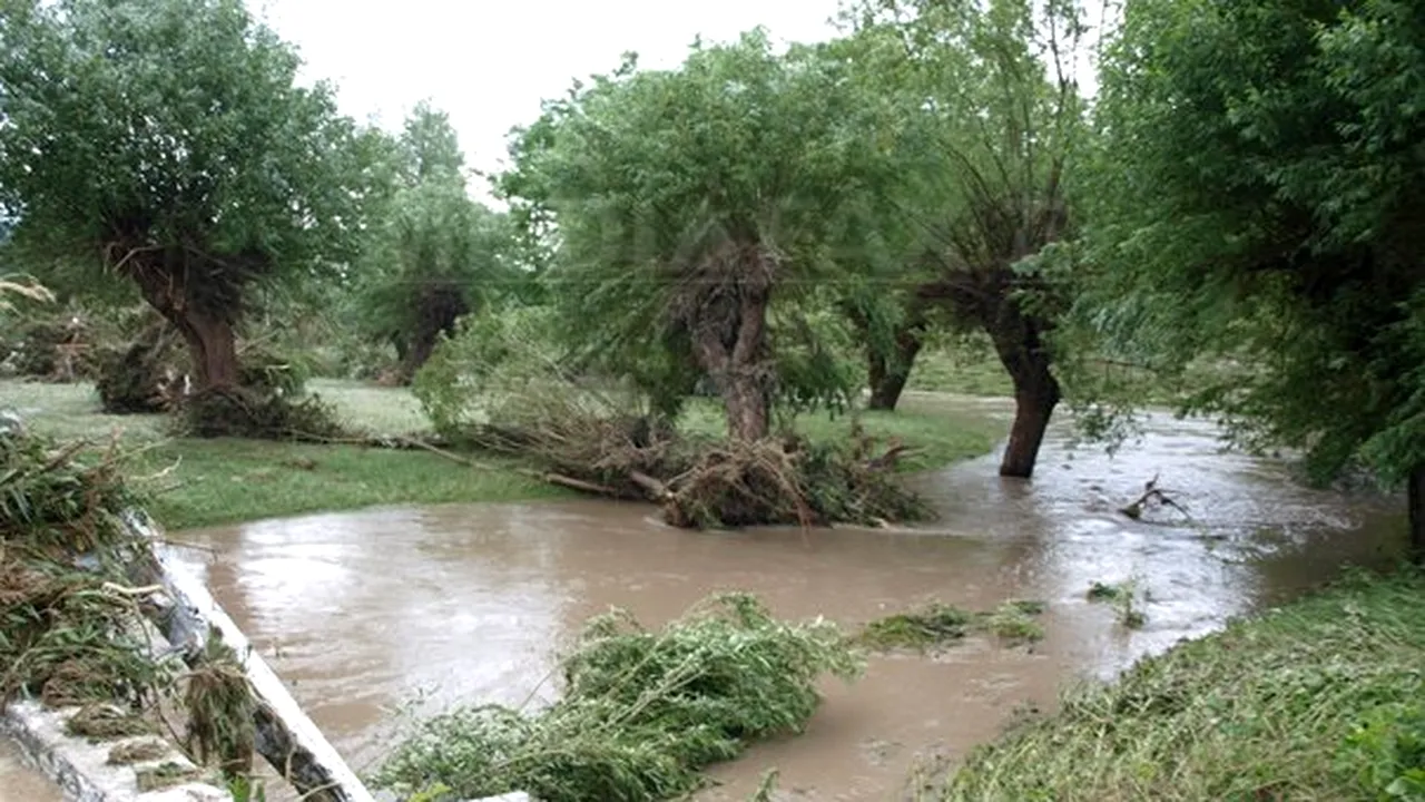 Cod portocaliu de inundaţii pe râuri din Covasna, Vrancea, Harghita şi Bacău, până miercuri dimineaţă