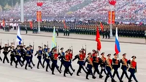 China își expune miercuri arsenalul militar într-o paradă controlată cu strictețe