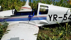 Un avion de mici dimensiuni a aterizat forţat în judeţul Mureş. Un bărbat din SUA a fost rănit